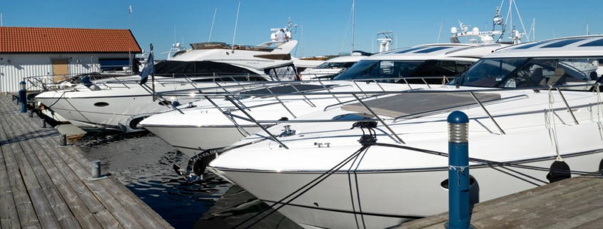 Lanchas y embarcaciones amarradas en un puerto deportivo