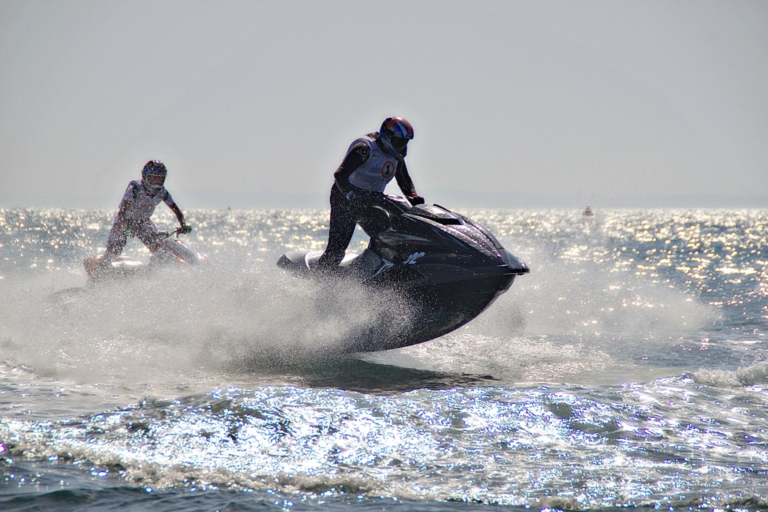 Moto de agua navegando a alta velocidad