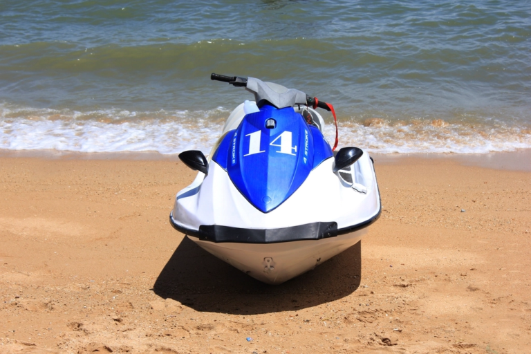 Moto de agua en la orilla de la playa