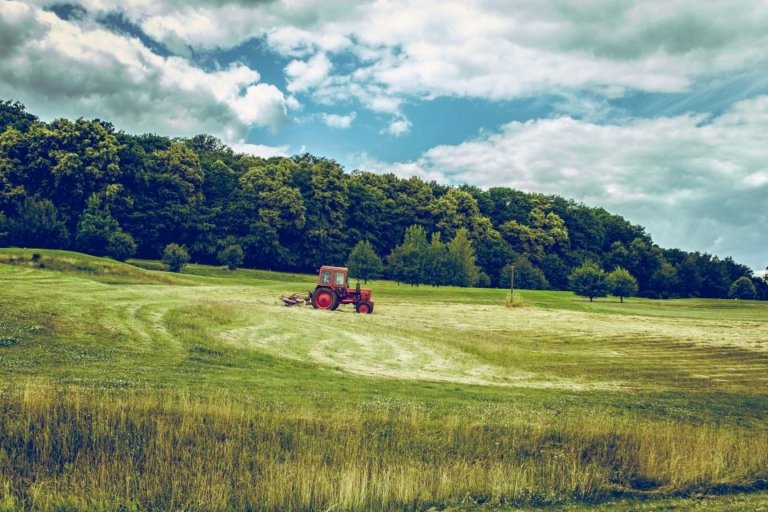 Tractor trabajando en el campo