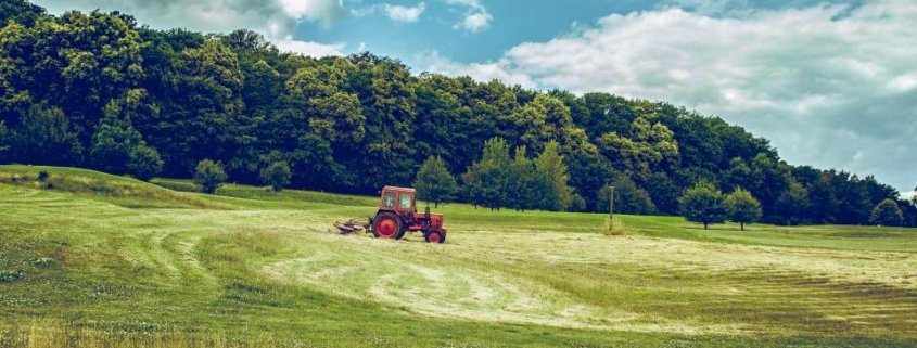 Tractor trabajando en el campo